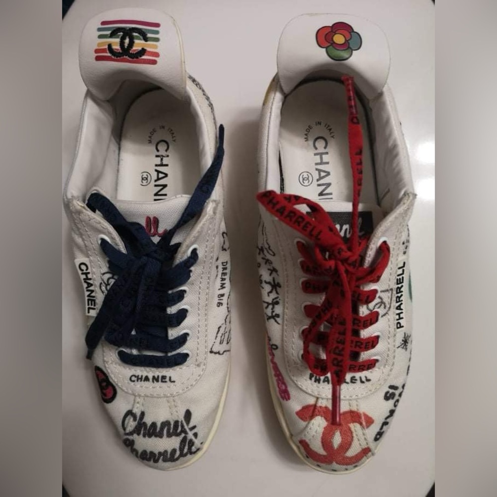woman Chanel c Pharrell sneakers, White size 37.